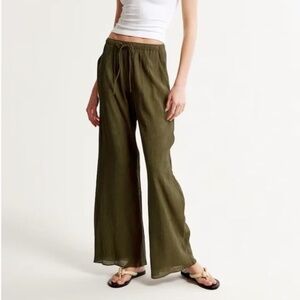 ABERCROMBIE & FITCH OLIVE WIDE LEG CRINKLE TEXTURED PANTS - XS